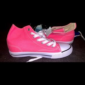 Airwalk high top canvas sneaks